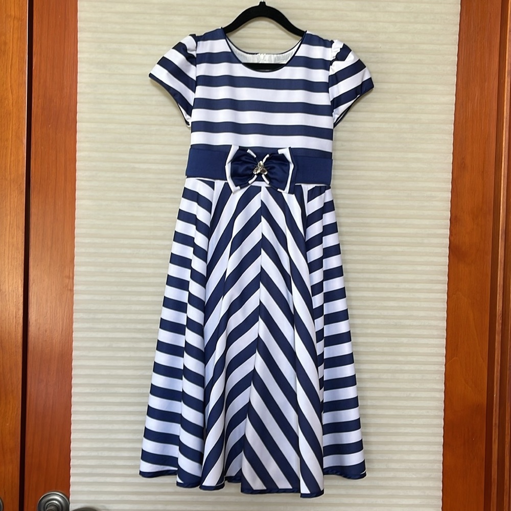 Child, navy and white striped dress size 9